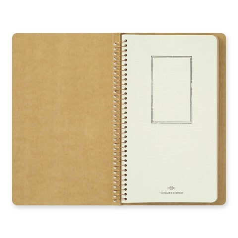 With the Traveler's Company Spiral Ring Kraft Paper Notebook, you have the ability to easily write and store mementos from daily life.