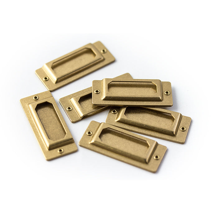 TRAVELER'S COMPANY Brass Label Plates come with six plates.