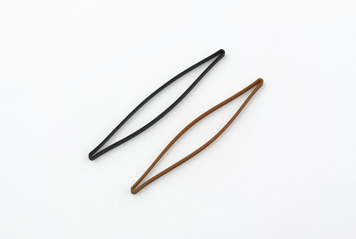 The TRAVELER'S notebook Passport Size Binding Bands allow you to add additional notebooks to your TRAVELER'S notebook.