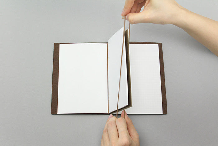 Use the Regular Size Binding Bands to include multiple refills into your Midori Traveler's Notebook.