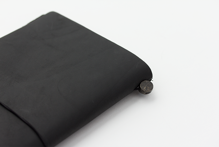 This decorative metal clasp keeps the elastic band in place to hold your notebooks.